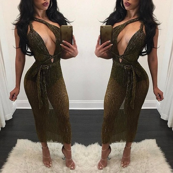 Лъскав дамски гащеризон с дълбоко деколте и коланче