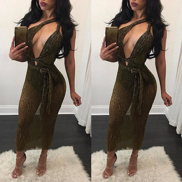 Лъскав дамски гащеризон с дълбоко деколте и коланче