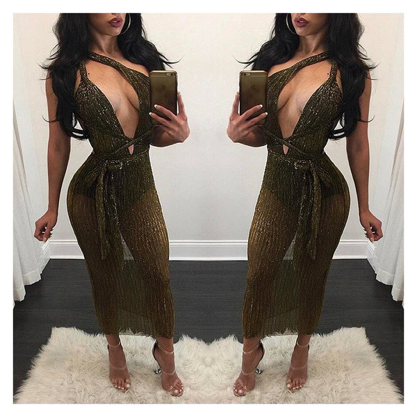 Лъскав дамски гащеризон с дълбоко деколте и коланче