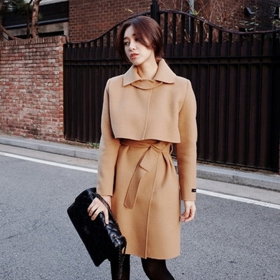 Κομψό γυναικείο παλτό σε μαύρο και μπεζ με ζώνη