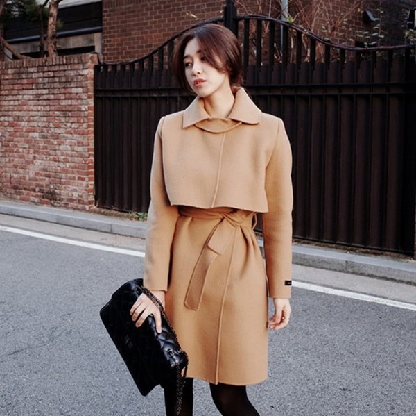 Κομψό γυναικείο παλτό σε μαύρο και μπεζ με ζώνη