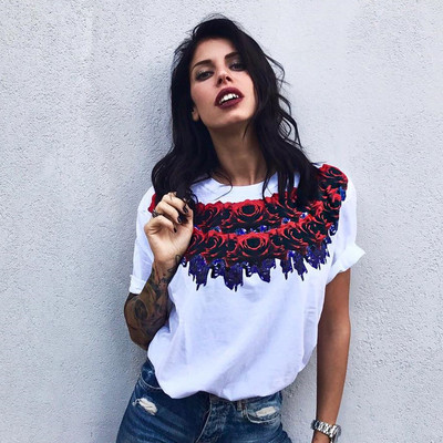 Κομψή γυναικεία μπλούζα σε λευκό και μαύρο με τριαντάφυλλα