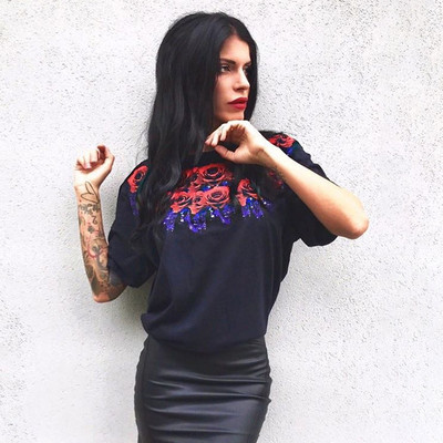 Κομψή γυναικεία μπλούζα σε λευκό και μαύρο με τριαντάφυλλα