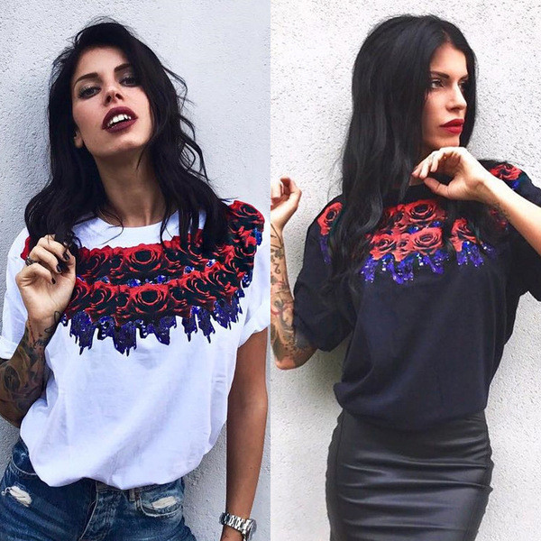 Κομψή γυναικεία μπλούζα σε λευκό και μαύρο με τριαντάφυλλα