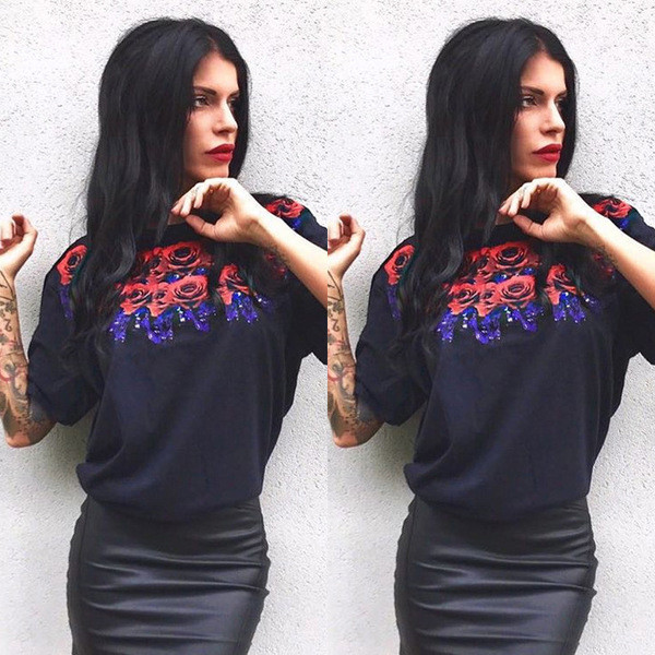 Κομψή γυναικεία μπλούζα σε λευκό και μαύρο με τριαντάφυλλα