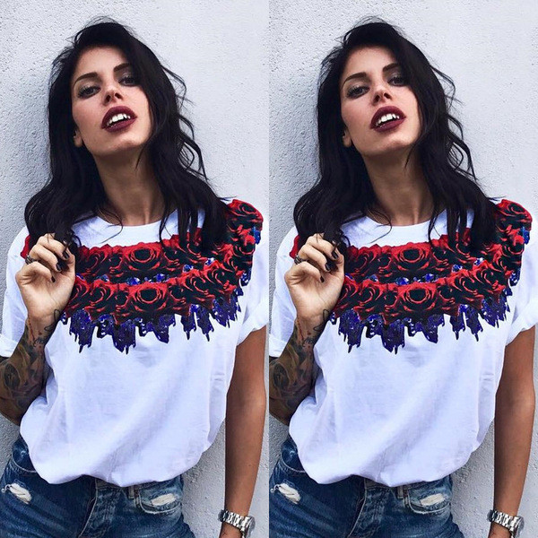 Κομψή γυναικεία μπλούζα σε λευκό και μαύρο με τριαντάφυλλα