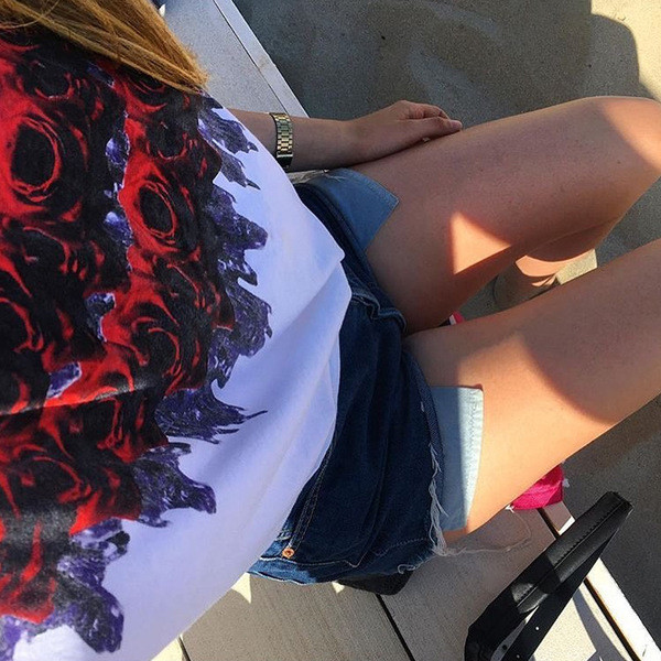 Κομψή γυναικεία μπλούζα σε λευκό και μαύρο με τριαντάφυλλα