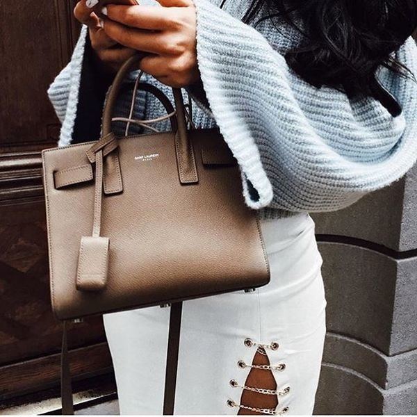 Γυναικεία φούστα με σχισμές και μεταλλικούς ιμάντες σε λευκό και μαύρο χρώμα