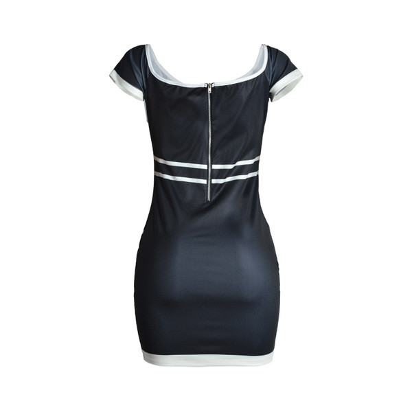 Κομψή γυναικεία φόρεμα με γυμνούς ώμους και βαθύ λαιμόκοψη