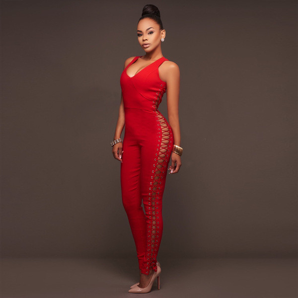 Стилен дамски гащеризон с дълбоко деколте, тип Слим с изрязан мотив