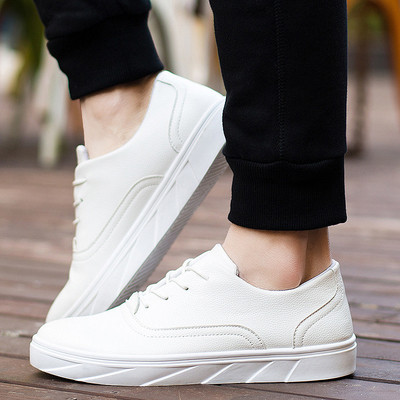 Ανδρικά πάνινα παπούτσια σε λευκό και μαύρο, σε ένα απλό μοντέλο