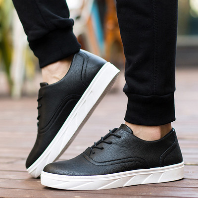 Ανδρικά πάνινα παπούτσια σε λευκό και μαύρο, σε ένα απλό μοντέλο