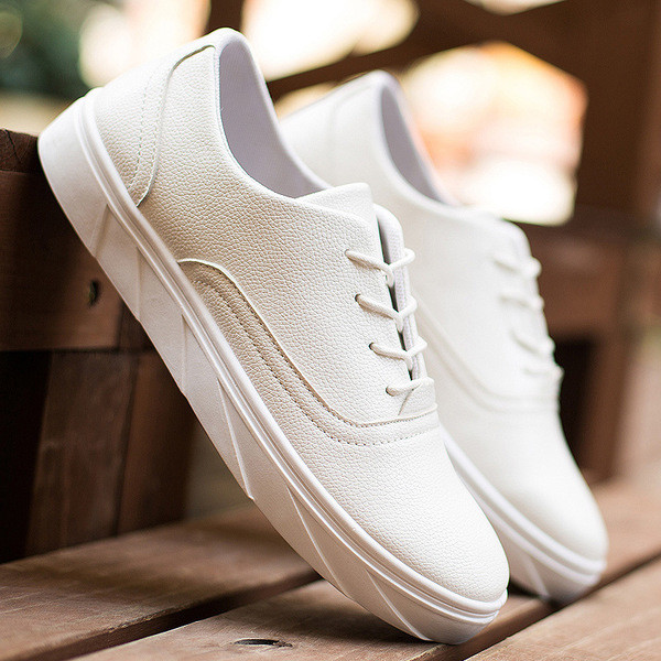 Ανδρικά πάνινα παπούτσια σε λευκό και μαύρο, σε ένα απλό μοντέλο