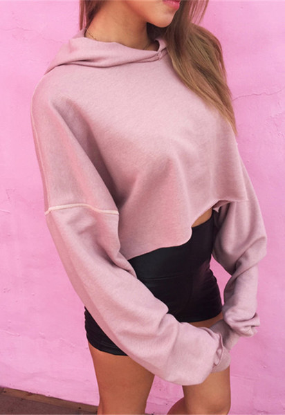 Αθλητικό γυναικείο κοντό φούτερ με κουκούλα σε ευρύ μοτίβο