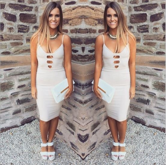 Κομψό γυναικείο φόρεμα σώματος με βαθύ λαιμόκοψη σε λευκό