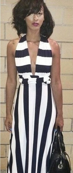 Μακρύ  γυναικείο φόρεμα σε ριγέ και με  λαιμόκοψη