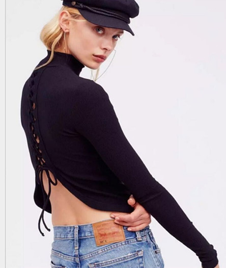 Σύντομη γυναικεία μπλούζα με δαντέλα με γυμνό πίσω μέρος και μανσέτες και κολάρο σε μαύρο χρώμα