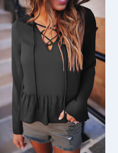 Κομψή γυναικεία μπλούζα σε ένα ευρύ μοτίβο με πέπλα και δεσμούς