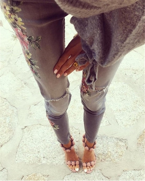 Μοναδικά γυναικεία κομψά τζιν παντελόνια με ξεθωριασμένα γόνατα και όμορφα κεντήματα