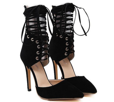 Γυναικεία παπούτσια με ψηλά τακούνια και με μεγάλους ρωμαϊκούς δεσμούς