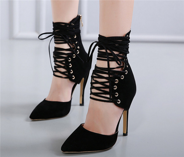 Γυναικεία παπούτσια με ψηλά τακούνια και με  μεγάλους ρωμαϊκούς δεσμούς
