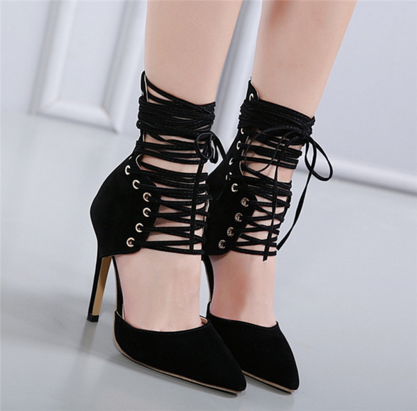 Γυναικεία παπούτσια με ψηλά τακούνια και με  μεγάλους ρωμαϊκούς δεσμούς