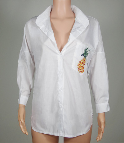 Κομψή λευκή φανέλα με ενδιαφέρουσα έγχρωμη εκτύπωση