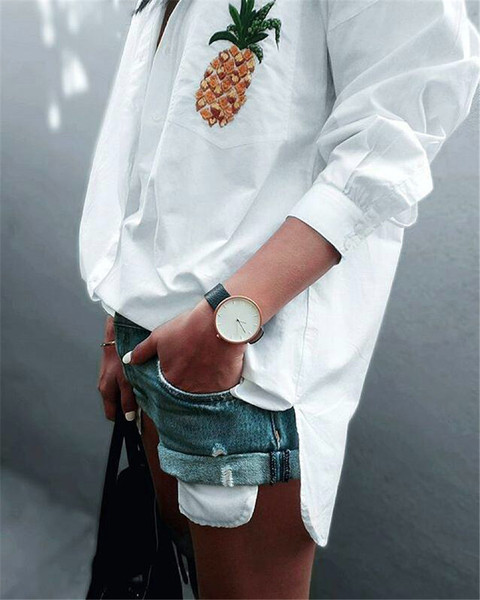 Κομψή λευκή φανέλα με ενδιαφέρουσα έγχρωμη εκτύπωση