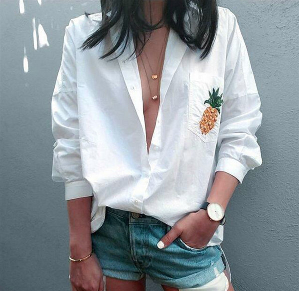 Κομψή λευκή φανέλα με ενδιαφέρουσα έγχρωμη εκτύπωση