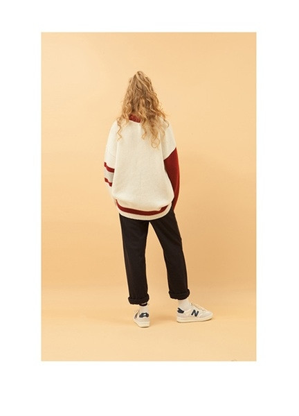 Красив дамски пуловер с цветни ръкави и О-образна яка