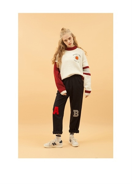 Красив дамски пуловер с цветни ръкави и О-образна яка