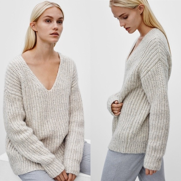Ευρύ πουλόβερ κυρίες με πλεκτή μέση και V-neckline