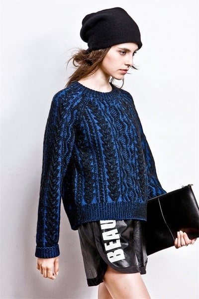 Ένα ενδιαφέρον πουλόβερ κυρίες σε δύο χρώματα και σε στυλ