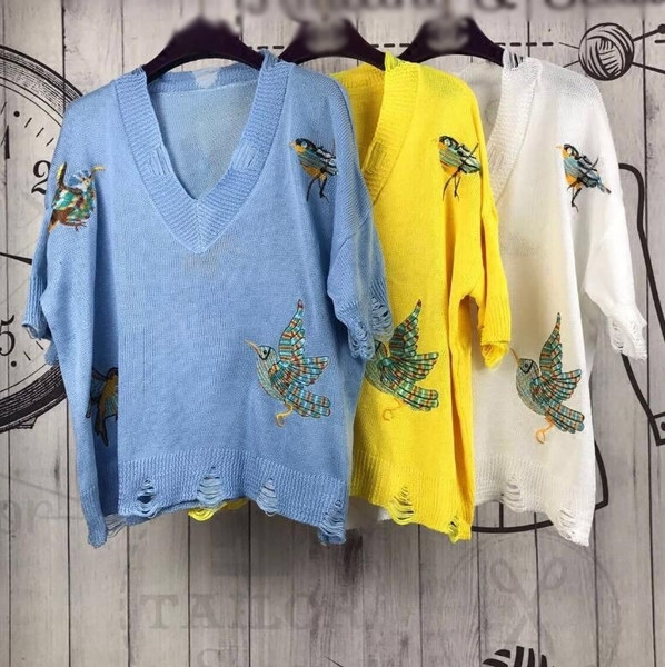 Καθημερινό και κομψό  γυναικείο πουλόβερ με ντεκολτέ σε σχήμα V και κεντημένα  πουλιά