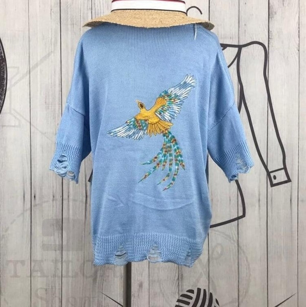 Καθημερινό και κομψό  γυναικείο πουλόβερ με ντεκολτέ σε σχήμα V και κεντημένα  πουλιά