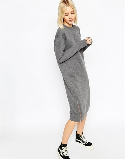Κομψό γυναικείο φόρεμα σε ένα ευρύ πρότυπο, κατάλληλο για τη καθημερινόή ζωή σε γκρι χρώμα