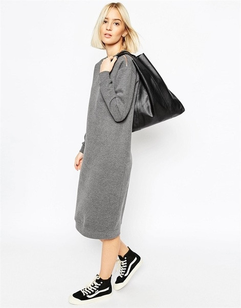 Κομψό γυναικείο φόρεμα σε ένα ευρύ πρότυπο, κατάλληλο για τη  καθημερινόή ζωή σε γκρι χρώμα