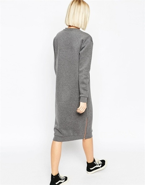 Κομψό γυναικείο φόρεμα σε ένα ευρύ πρότυπο, κατάλληλο για τη  καθημερινόή ζωή σε γκρι χρώμα