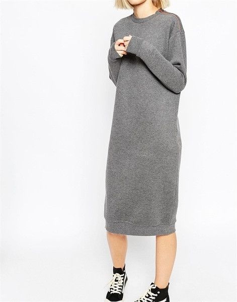 Κομψό γυναικείο φόρεμα σε ένα ευρύ πρότυπο, κατάλληλο για τη  καθημερινόή ζωή σε γκρι χρώμα