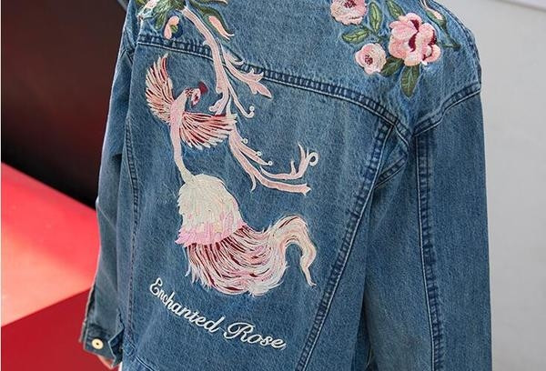 Дънково актуално дамско яке с много красива шарена бродерия