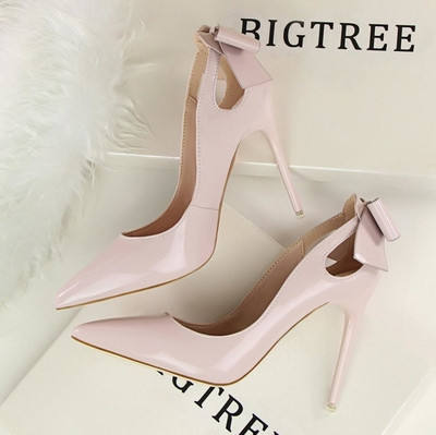 Πολύ κομψά γυναικεία ψηλά τακούνια με όμορφη κορδέλα στο τέλος του ρεύματος