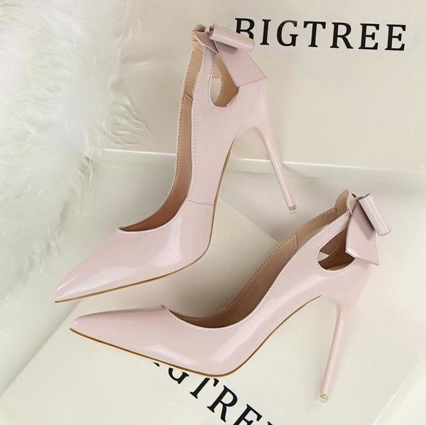 Πολύ κομψά γυναικεία ψηλά τακούνια με όμορφη κορδέλα στο τέλος του ρεύματος