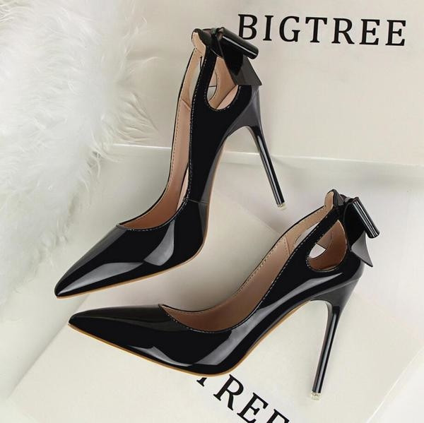 Πολύ κομψά γυναικεία ψηλά τακούνια με όμορφη κορδέλα στο τέλος του ρεύματος