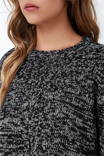 Дълъг пуловер за дамите в сив цвят с цепка и О-образно деколте