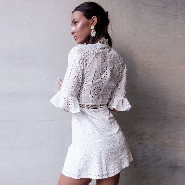 Ένα περιστασιακό και πολύ κομψό γυναικείο φόρεμα με δαντέλα και ψηλό γιακά