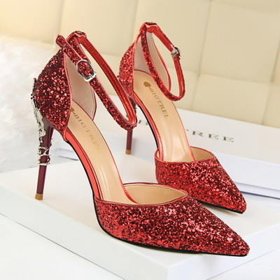 Κομψά γυναικεία παπούτσια με ψηλά τακούνια με λαμπερές πούλιες