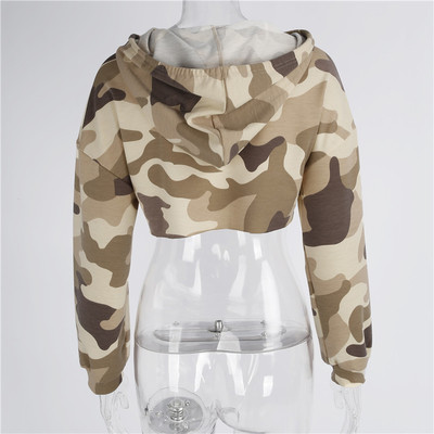 Σύντομη γυναικεία μπλούζα με σχέδια καμουφλάζ, μακριά μανίκια και κουκούλα