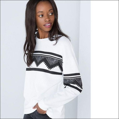 Стилен пуловер за дамите в бял цвят с черни мотиви