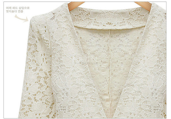 Αθλητικό-κομψό γυναικείο μπουφάν από δαντέλα σε μαύρο και άσπρο