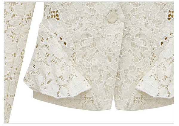 Αθλητικό-κομψό γυναικείο μπουφάν από δαντέλα σε μαύρο και άσπρο